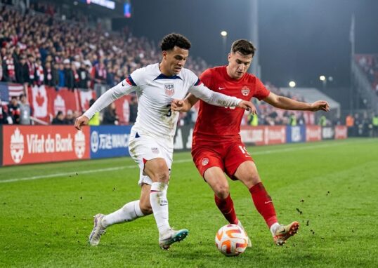 Estados Unidos - Canadá: Justin Ellis marca a los 29 minutos y el USMNT cierra con pleno de victorias una ventana de juveniles El Estados Unidos - Canadá del martes 6 de octubre de 2026 en el Allianz Field de Saint Paul, Minnesota, terminó 1-0 a favor de los locales con un gol del joven Justin Ellis, de 19 años, al minuto 29. El triunfo cerró una Fecha FIFA perfecta para la selección estadounidense dirigida por Mauricio Pochettino, con cuatro victorias en cuatro partidos y una apuesta clara por la juventud, en medio de la primera ventana de preparación tras el Mundial 2026. Este artículo repasa en detalle el Estados Unidos - Canadá: el contexto de la ventana de partidos, el estado de ambas selecciones tras el Mundial, el escenario, las alineaciones, cómo se desarrolló el juego, el gol de Ellis, las estadísticas, el historial entre ambos rivales y lo que significa el resultado para el proyecto de Pochettino y para la reconstrucción de Canadá bajo Jesse Marsch. El contexto del Estados Unidos - Canadá: una ventana de pruebas Para entender el Estados Unidos - Canadá hay que mirar la ventana completa. Según U.S. Soccer y Sports Illustrated, el USMNT disputó cuatro amistosos en el periodo de septiembre y octubre: Perú el 26 de septiembre en Orlando, Chile el 29 de septiembre en St. Louis, México el 3 de octubre en Glendale, Arizona, y Canadá el 6 de octubre en Saint Paul. Los resultados fueron inmejorables. Según NBC Sports, Estados Unidos marcó 11 goles en tres victorias ante Perú, Chile y México, incluyendo el 3-0 sobre México, y cerró con el 1-0 sobre Canadá. Los goleadores incluyeron a Julian Hall, de 18 años, a Cavan Sullivan, de 17, descrito como el goleador más joven de la historia del USMNT, y a Malik Tillman, con dos goles. La plantilla tuvo además un perfil poco habitual. Según Sports Illustrated, Pochettino llamó a 28 jugadores, entre ellos 12 debutantes, y no contó con Christian Pulisic, Folarin Balogun ni Weston McKennie, además de la baja por lesión de Ricardo Pepi. El técnico priorizó el desarrollo por encima de los resultados, una estrategia que, al menos en esta ventana, dio frutos. Estados Unidos después del Mundial: el comienzo del ciclo 2030 El Estados Unidos - Canadá fue el cierre de la primera ventana del ciclo rumbo al Mundial 2030. El USMNT, eliminado en los octavos de final del Mundial 2026 por Bélgica, según Sports Illustrated, con una derrota 4-1, necesitaba recuperar confianza y definir una nueva base. Pochettino, que dirige a la selección desde 2024, había sido criticado en ciclos anteriores por una serie de resultados irregulares, incluyendo derrotas ante Canadá y México. La victoria sobre Canadá fue la primera del técnico ante ese rival desde que asumió el cargo, según Sports Illustrated. Durante el resto de la ventana, el técnico aprovechó para probar variantes, dar minutos a jóvenes y evaluar el rendimiento de futbolistas que podrían ser protagonistas en los próximos años. La mezcla de talento emergente y experiencia fue la característica central del proyecto en esta etapa. Canadá tras su mejor Mundial Canadá llegó al Estados Unidos - Canadá con una historia reciente brillante y un presente de reconstrucción. Según U.S. Soccer, en el Mundial 2026 empató 1-1 con Bosnia y Herzegovina, venció 6-0 a Catar y cayó 2-1 ante Suiza, resultados que le permitieron avanzar por primera vez en su historia a la fase de eliminación directa. Luego venció 1-0 a Sudáfrica y cayó ante Marruecos en octavos de final. Bajo la dirección de Jesse Marsch, entrenador desde mayo de 2024, Canadá ha escalado hasta el puesto 30 del ranking FIFA masculino, el tercero entre las selecciones de Concacaf detrás de México y Estados Unidos, según el mismo reporte. Jonathan David, su máximo goleador histórico con 42 goles, y Stephen Eustáquio, mediocampista y vicecapitán, son figuras del equipo. Para este amistoso, Canadá se presentó con una nómina alternativa. Según 365Scores, no contó con Alphonso Davies, Alistair Johnston, Moïse Bombito ni Jonathan Osorio, y tuvo las bajas por lesión de Derek Cornelius, Alfie Jones e Ismaël Koné. Cyle Larin llegó con molestias en la espalda. El objetivo era dar minutos a piezas menos habituales y evaluar el recambio generacional. El Allianz Field, escenario del Estados Unidos - Canadá El Estados Unidos - Canadá se jugó en el Allianz Field, el estadio del Minnesota United, en Saint Paul. Según U.S. Soccer, el partido comenzó a las 7 de la tarde, tiempo del centro de Estados Unidos, y se transmitió en TNT, truTV, HBO Max, Universo y Peacock. En México, el horario fue a las 18:00, según 365Scores. El recinto, de aforo medio y ambiente cercano, fue una sede inusual para un duelo entre dos de las selecciones más importantes de Concacaf. El partido también sirvió para que la afición local viera de cerca a una generación de jóvenes que Pochettino quiere consolidar. El árbitro fue Steven Madrigal, según La Nación. Las alineaciones del Estados Unidos - Canadá Estados Unidos formó con un 4-2-3-1, según La Nación, y Canadá con un 4-4-2. Pochettino hizo seis cambios respecto al once que había vencido 3-0 a México, de acuerdo con NBC Sports. Giovanni Reyna fue titular y se convirtió en el único jugador en iniciar los cuatro partidos de la ventana, según Sports Illustrated, lo que muestra la confianza que el técnico depositó en él. Entre los futbolistas que ingresaron en el segundo tiempo estuvieron Sebastian Berhalter, Sergiño Dest y Julian Hall, además de Tyler Adams y Antonee Robinson más adelante. Del lado canadiense, entraron Mathieu Choinière, Daniel Jebbison, Jacen Russell-Rowe y Promise David, entre otros. Las previas publicaron alineaciones probables con nombres de peso, pero la lista final reflejó las ausencias. Por eso conviene tomar con cautela las alineaciones probables: en este Estados Unidos - Canadá, la rotación fue amplia y varios jugadores de la previa no estuvieron en el once. Primer tiempo: el gol de Justin Ellis El Estados Unidos - Canadá abrió con un ritmo parejo. Estados Unidos buscó controlar el balón en el medio y Canadá respondió con presión y juego físico, en un partido que ESPN describió como disputado ante un rival "combativo y físico". La clave llegó al minuto 29. Según NBC Sports, Justin Ellis anotó tras una pared entre Alex Freeman y Malik Tillman por la banda derecha: Freeman remató y Ellis empujó el balón a la red. La Nación atribuye la asistencia a Freeman, y Sports Illustrated habla de un centro de Freeman, una diferencia habitual en las crónicas de una misma jugada. Fue el segundo gol de Ellis en tres presentaciones durante la ventana, después de haber marcado a los cuatro minutos de su debut ante Perú. A los 19 años, el delantero se consolidó como una de las revelaciones del campamento de Pochettino y como uno de los nombres que generan expectativas para el futuro. Segundo tiempo: Canadá presiona y Estados Unidos resiste Tras el descanso, el Estados Unidos - Canadá cambió de dinámica. Canadá adelantó líneas y generó más presión, mientras Estados Unidos hizo cambios para refrescar el mediocampo y la defensa, con ingresos de Berhalter, Dest y Hall desde el inicio de la segunda parte, según La Nación. Las estadísticas reflejan el equilibrio y la insistencia canadiense. Estados Unidos tuvo 51 por ciento de posesión frente a 49 por ciento de Canadá, pero los visitantes remataron más, con 7 tiros y 3 al arco, contra 5 y 1 de los locales. Canadá tuvo 8 tiros de esquina frente a 4. La defensa estadounidense resistió, y no recibió gol por segundo partido consecutivo. El cierre fue de máxima tensión. Canadá empujó en los últimos minutos y Estados Unidos defendió con orden y algo de suerte, hasta que el árbitro dio el pitazo final. Fue una victoria de carácter para un equipo joven y una lección de efectividad: con pocos remates, el USMNT hizo valer su ventaja. Tarjetas y dureza: un amistoso con intensidad El partido tuvo un tono físico. Según La Nación, recibieron tarjeta amarilla Giovanni Reyna y Malik Tillman por Estados Unidos, y Tani Oluwaseyi y Jonathan David por Canadá. Son cuatro amonestaciones en un amistoso que los dos equipos disputaron con espíritu competitivo. La rivalidad entre ambas selecciones se ha intensificado en los últimos años. Canadá ha ganado tres de los últimos seis enfrentamientos, y Estados Unidos dos, con un empate, según NBC Sports. En marzo de 2025, los canadienses se impusieron 2-1 en el partido por el tercer puesto de la Liga de Naciones de Concacaf, según U.S. Soccer y otros reportes de la época. En ese contexto, el Estados Unidos - Canadá de Saint Paul tuvo un valor adicional: era la primera victoria de Pochettino ante este rival, una página que el técnico argentino quería escribir tras varios tropiezos. El historial entre Estados Unidos y Canadá El historial es largo. Según U.S. Soccer, las dos selecciones se enfrentaron por primera vez en Montreal en 1925, con victoria local 1-0, y el balance general favorece a Estados Unidos. Las cifras exactas varían según la fuente: U.S. Soccer, antes del partido, hablaba de 17 victorias estadounidenses, 12 canadienses y 13 empates, mientras que NBC Sports, después del partido, indicó 20 victorias estadounidenses, 13 canadienses y 11 empates. Esa diferencia puede deberse a la inclusión o no de ciertos partidos, como amistosos no oficiales o encuentros de categorías específicas. Lo que sí es consistente es la imagen de un historial equilibrado, con una ventaja histórica estadounidense que se ha reducido en la última década. El Estados Unidos - Canadá es, además, un clásico norteamericano que cobra importancia cada vez que coinciden en torneos como la Copa Oro, la Liga de Naciones de Concacaf o los Mundiales, como ocurrió en 2026, cuando ambos fueron anfitriones junto con México. La nueva generación del USMNT Uno de los mensajes del Estados Unidos - Canadá fue la fuerza de la nueva generación. Sports Illustrated señaló que los adolescentes marcaron siete de los 12 goles en los últimos cuatro partidos, una estadística que resume la apuesta de Pochettino. Ellis, Hall, Sullivan y otros jóvenes demostraron que hay talento disponible. Giovanni Reyna es otro caso de renacimiento. Titular en los cuatro partidos y el mediocampista más activo ante Canadá, según el análisis de SI, parece haber recuperado la confianza del técnico y ocupa un rol protagónico en la nueva etapa. Tras el Estados Unidos - Canadá, el desafío para el USMNT es transformar ese entusiasmo en consistencia. Los amistosos permiten experimentar, pero los torneos oficiales exigen regularidad y madurez. El reto de Pochettino será combinar a los jóvenes con las figuras que no estuvieron en esta ventana, como Pulisic, Balogun y McKennie. Pochettino y su proyecto rumbo a 2030 El técnico argentino enfrenta una oportunidad importante. Tras el Mundial 2026, su equipo se prepara para un ciclo de cuatro años en el que deberá renovar la plantilla, definir un estilo y recuperar competitividad. El pleno de victorias en esta ventana ayuda a construir ese relato. Pochettino ha insistido en la importancia del proceso. En declaraciones anteriores recogidas por la prensa, había dicho que era mejor perder en ciertos momentos porque había tiempo para corregir. Esa filosofía parece haberse trasladado a una gestión que premia la paciencia y el desarrollo. El Estados Unidos - Canadá fue una prueba de esa filosofía. Con seis cambios respecto al partido anterior, una alineación joven y un resultado positivo, el técnico demostró que su plan funciona, al menos en el corto plazo. Canadá y Jesse Marsch: la reconstrucción continúa Para Canadá, el resultado fue una derrota sin dramatismo. El equipo de Marsch jugó con una nómina alternativa y generó más remates que su rival, lo que sugiere que el plan funcionó en términos de juego, aunque no en el marcador. La falta de definición fue la diferencia. Marsch ha mostrado un estilo de presión alta y juego directo, con un balance de 16 victorias, 7 derrotas y 14 empates antes de este partido, según U.S. Soccer. Su selección ha dado un salto de calidad y, tras llegar a los octavos de final del Mundial, busca consolidar su posición. El Estados Unidos - Canadá dejó a los canadienses con la tarea de recomponer su plantel, recuperar a sus figuras lesionadas y mantener la ambición. Con jugadores como David, Eustáquio y Davies, el futuro luce prometedor. Lo que viene para ambas selecciones El siguiente desafío para Estados Unidos y Canadá será la Liga de Naciones de Concacaf, cuyos cuartos de final están previstos para noviembre. Según 365Scores, Estados Unidos rotó la defensa pensando en esa instancia, lo que muestra que el Estados Unidos - Canadá fue también un laboratorio para la competencia oficial. En el calendario más amplio, ambas selecciones tendrán la Copa Oro y la clasificación al Mundial 2030 como objetivos centrales. La experiencia de esta ventana ayudará a definir qué jugadores forman parte de los planes de cada técnico. Para la afición, queda la expectativa de un nuevo capítulo de una rivalidad que, con jugadores jóvenes de ambos lados, promete años de competencia. Preguntas frecuentes sobre el Estados Unidos - Canadá ¿Cuál fue el resultado? Estados Unidos ganó 1-0, con gol de Justin Ellis al minuto 29. ¿Dónde y cuándo se jugó? En el Allianz Field de Saint Paul, Minnesota, el martes 6 de octubre de 2026, con inicio a las 7 de la tarde, tiempo del centro de Estados Unidos. ¿Quiénes dirigen a cada selección? Mauricio Pochettino a Estados Unidos y Jesse Marsch a Canadá. ¿Cómo le fue a Estados Unidos en la ventana? Ganó los cuatro partidos: Perú, Chile, México (3-0) y Canadá (1-0). ¿Qué jugadores no estuvieron? Del lado estadounidense, Pulisic, Balogun y McKennie; del canadiense, Alphonso Davies, entre otros. El valor de Justin Ellis y los goleadores precoces La historia individual del Estados Unidos - Canadá fue la de Justin Ellis. A los 19 años, el delantero anotó el gol decisivo y completó una ventana en la que marcó en dos de sus tres presentaciones, con un tanto a los cuatro minutos de su debut ante Perú. Es el tipo de arranque que genera expectativas, aunque también obliga a manejar con cuidado la presión. A su lado, Julian Hall, de 18 años, y Cavan Sullivan, de 17, quien según NBC Sports se convirtió en el goleador más joven de la historia del USMNT, forman un trío de adolescentes que ya dejó huella. Que siete de los doce goles de la ventana hayan sido de adolescentes es un dato sin precedentes recientes para la selección. La clave será la progresión. El desarrollo de estos jugadores dependerá de sus clubes, de la competencia que encuentren y de la capacidad del cuerpo técnico para dosificar las responsabilidades. Si lo logran, Estados Unidos podría llegar al Mundial 2030 con una generación madura y con experiencia. Malik Tillman, Alex Freeman y la sociedad por la derecha El gol del Estados Unidos - Canadá nació por la banda derecha, con una pared entre Alex Freeman y Malik Tillman que descolocó a la defensa canadiense. Tillman, que marcó dos goles en la ventana, mostró su capacidad para asociarse y generar espacios, mientras Freeman aportó proyección y llegada. Ese tipo de jugadas se convierten en un patrón que Pochettino puede explotar: paredes rápidas, movimientos sin balón y jugadores que atacan el área desde segunda línea. Con un mediocampo creativo, el equipo puede generar peligro aun sin sus figuras. El reto es mantener esa fluidez ante rivales de mayor jerarquía, donde los espacios son menores. El Estados Unidos - Canadá fue una buena prueba, pero el verdadero examen vendrá con los partidos oficiales. La importancia de la portería a cero Otro dato relevante del Estados Unidos - Canadá fue la portería a cero. Estados Unidos no recibió goles en sus dos últimos partidos, ante México y Canadá, según NBC Sports, un indicador de solidez defensiva que contrasta con los dos tantos que había recibido ante Chile. Ante Canadá, la defensa tuvo que sostener la ventaja con intervenciones y despejes en los minutos finales, frente a un rival que llegó con insistencia, 7 remates y 8 tiros de esquina. La concentración y el orden fueron claves para mantener el 1-0. Para un equipo en transición, tener una defensa confiable da seguridad y permite que los jóvenes atacantes se expresen con mayor libertad. Es una de las lecciones positivas que deja esta ventana. Cómo revivir el Estados Unidos - Canadá Para quienes quieran revisar el Estados Unidos - Canadá, los resúmenes, goles y estadísticas están disponibles en los sitios de NBC Sports, ESPN, U.S. Soccer y en las plataformas de los medios que transmitieron el partido. Los videos del gol de Ellis circulan en redes sociales y en las cuentas oficiales de la federación. Conviene contrastar crónicas, ya que varían detalles como la asistencia del gol, las alineaciones y el historial. Las fuentes oficiales son la referencia más segura para datos como cifras de partidos y goles. El Estados Unidos - Canadá confirma el rumbo del USMNT El Estados Unidos - Canadá terminó 1-0 con un gol de Justin Ellis y cerró una ventana perfecta de cuatro victorias para el USMNT. El resultado no solo suma, sino que confirma el proyecto de Pochettino: apostar por la juventud, dar confianza a jugadores como Reyna y construir una base para el ciclo 2030. Canadá, por su parte, mostró competitividad, generó más remates y dejó la sensación de que, con sus figuras, puede dar pelea. Su reconstrucción tras el mejor Mundial de su historia está en marcha y el futuro es alentador. En definitiva, el Estados Unidos - Canadá fue un partido con significado para ambos: una victoria que da confianza a una nueva generación y una derrota que sirve de aprendizaje a un rival en crecimiento. La rivalidad norteamericana, más viva que nunca, seguirá ofreciendo capítulos emocionantes.