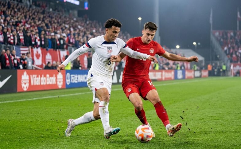 Estados Unidos - Canadá: Justin Ellis marca a los 29 minutos y el USMNT cierra con pleno de victorias una ventana de juveniles El Estados Unidos - Canadá del martes 6 de octubre de 2026 en el Allianz Field de Saint Paul, Minnesota, terminó 1-0 a favor de los locales con un gol del joven Justin Ellis, de 19 años, al minuto 29. El triunfo cerró una Fecha FIFA perfecta para la selección estadounidense dirigida por Mauricio Pochettino, con cuatro victorias en cuatro partidos y una apuesta clara por la juventud, en medio de la primera ventana de preparación tras el Mundial 2026. Este artículo repasa en detalle el Estados Unidos - Canadá: el contexto de la ventana de partidos, el estado de ambas selecciones tras el Mundial, el escenario, las alineaciones, cómo se desarrolló el juego, el gol de Ellis, las estadísticas, el historial entre ambos rivales y lo que significa el resultado para el proyecto de Pochettino y para la reconstrucción de Canadá bajo Jesse Marsch. El contexto del Estados Unidos - Canadá: una ventana de pruebas Para entender el Estados Unidos - Canadá hay que mirar la ventana completa. Según U.S. Soccer y Sports Illustrated, el USMNT disputó cuatro amistosos en el periodo de septiembre y octubre: Perú el 26 de septiembre en Orlando, Chile el 29 de septiembre en St. Louis, México el 3 de octubre en Glendale, Arizona, y Canadá el 6 de octubre en Saint Paul. Los resultados fueron inmejorables. Según NBC Sports, Estados Unidos marcó 11 goles en tres victorias ante Perú, Chile y México, incluyendo el 3-0 sobre México, y cerró con el 1-0 sobre Canadá. Los goleadores incluyeron a Julian Hall, de 18 años, a Cavan Sullivan, de 17, descrito como el goleador más joven de la historia del USMNT, y a Malik Tillman, con dos goles. La plantilla tuvo además un perfil poco habitual. Según Sports Illustrated, Pochettino llamó a 28 jugadores, entre ellos 12 debutantes, y no contó con Christian Pulisic, Folarin Balogun ni Weston McKennie, además de la baja por lesión de Ricardo Pepi. El técnico priorizó el desarrollo por encima de los resultados, una estrategia que, al menos en esta ventana, dio frutos. Estados Unidos después del Mundial: el comienzo del ciclo 2030 El Estados Unidos - Canadá fue el cierre de la primera ventana del ciclo rumbo al Mundial 2030. El USMNT, eliminado en los octavos de final del Mundial 2026 por Bélgica, según Sports Illustrated, con una derrota 4-1, necesitaba recuperar confianza y definir una nueva base. Pochettino, que dirige a la selección desde 2024, había sido criticado en ciclos anteriores por una serie de resultados irregulares, incluyendo derrotas ante Canadá y México. La victoria sobre Canadá fue la primera del técnico ante ese rival desde que asumió el cargo, según Sports Illustrated. Durante el resto de la ventana, el técnico aprovechó para probar variantes, dar minutos a jóvenes y evaluar el rendimiento de futbolistas que podrían ser protagonistas en los próximos años. La mezcla de talento emergente y experiencia fue la característica central del proyecto en esta etapa. Canadá tras su mejor Mundial Canadá llegó al Estados Unidos - Canadá con una historia reciente brillante y un presente de reconstrucción. Según U.S. Soccer, en el Mundial 2026 empató 1-1 con Bosnia y Herzegovina, venció 6-0 a Catar y cayó 2-1 ante Suiza, resultados que le permitieron avanzar por primera vez en su historia a la fase de eliminación directa. Luego venció 1-0 a Sudáfrica y cayó ante Marruecos en octavos de final. Bajo la dirección de Jesse Marsch, entrenador desde mayo de 2024, Canadá ha escalado hasta el puesto 30 del ranking FIFA masculino, el tercero entre las selecciones de Concacaf detrás de México y Estados Unidos, según el mismo reporte. Jonathan David, su máximo goleador histórico con 42 goles, y Stephen Eustáquio, mediocampista y vicecapitán, son figuras del equipo. Para este amistoso, Canadá se presentó con una nómina alternativa. Según 365Scores, no contó con Alphonso Davies, Alistair Johnston, Moïse Bombito ni Jonathan Osorio, y tuvo las bajas por lesión de Derek Cornelius, Alfie Jones e Ismaël Koné. Cyle Larin llegó con molestias en la espalda. El objetivo era dar minutos a piezas menos habituales y evaluar el recambio generacional. El Allianz Field, escenario del Estados Unidos - Canadá El Estados Unidos - Canadá se jugó en el Allianz Field, el estadio del Minnesota United, en Saint Paul. Según U.S. Soccer, el partido comenzó a las 7 de la tarde, tiempo del centro de Estados Unidos, y se transmitió en TNT, truTV, HBO Max, Universo y Peacock. En México, el horario fue a las 18:00, según 365Scores. El recinto, de aforo medio y ambiente cercano, fue una sede inusual para un duelo entre dos de las selecciones más importantes de Concacaf. El partido también sirvió para que la afición local viera de cerca a una generación de jóvenes que Pochettino quiere consolidar. El árbitro fue Steven Madrigal, según La Nación. Las alineaciones del Estados Unidos - Canadá Estados Unidos formó con un 4-2-3-1, según La Nación, y Canadá con un 4-4-2. Pochettino hizo seis cambios respecto al once que había vencido 3-0 a México, de acuerdo con NBC Sports. Giovanni Reyna fue titular y se convirtió en el único jugador en iniciar los cuatro partidos de la ventana, según Sports Illustrated, lo que muestra la confianza que el técnico depositó en él. Entre los futbolistas que ingresaron en el segundo tiempo estuvieron Sebastian Berhalter, Sergiño Dest y Julian Hall, además de Tyler Adams y Antonee Robinson más adelante. Del lado canadiense, entraron Mathieu Choinière, Daniel Jebbison, Jacen Russell-Rowe y Promise David, entre otros. Las previas publicaron alineaciones probables con nombres de peso, pero la lista final reflejó las ausencias. Por eso conviene tomar con cautela las alineaciones probables: en este Estados Unidos - Canadá, la rotación fue amplia y varios jugadores de la previa no estuvieron en el once. Primer tiempo: el gol de Justin Ellis El Estados Unidos - Canadá abrió con un ritmo parejo. Estados Unidos buscó controlar el balón en el medio y Canadá respondió con presión y juego físico, en un partido que ESPN describió como disputado ante un rival "combativo y físico". La clave llegó al minuto 29. Según NBC Sports, Justin Ellis anotó tras una pared entre Alex Freeman y Malik Tillman por la banda derecha: Freeman remató y Ellis empujó el balón a la red. La Nación atribuye la asistencia a Freeman, y Sports Illustrated habla de un centro de Freeman, una diferencia habitual en las crónicas de una misma jugada. Fue el segundo gol de Ellis en tres presentaciones durante la ventana, después de haber marcado a los cuatro minutos de su debut ante Perú. A los 19 años, el delantero se consolidó como una de las revelaciones del campamento de Pochettino y como uno de los nombres que generan expectativas para el futuro. Segundo tiempo: Canadá presiona y Estados Unidos resiste Tras el descanso, el Estados Unidos - Canadá cambió de dinámica. Canadá adelantó líneas y generó más presión, mientras Estados Unidos hizo cambios para refrescar el mediocampo y la defensa, con ingresos de Berhalter, Dest y Hall desde el inicio de la segunda parte, según La Nación. Las estadísticas reflejan el equilibrio y la insistencia canadiense. Estados Unidos tuvo 51 por ciento de posesión frente a 49 por ciento de Canadá, pero los visitantes remataron más, con 7 tiros y 3 al arco, contra 5 y 1 de los locales. Canadá tuvo 8 tiros de esquina frente a 4. La defensa estadounidense resistió, y no recibió gol por segundo partido consecutivo. El cierre fue de máxima tensión. Canadá empujó en los últimos minutos y Estados Unidos defendió con orden y algo de suerte, hasta que el árbitro dio el pitazo final. Fue una victoria de carácter para un equipo joven y una lección de efectividad: con pocos remates, el USMNT hizo valer su ventaja. Tarjetas y dureza: un amistoso con intensidad El partido tuvo un tono físico. Según La Nación, recibieron tarjeta amarilla Giovanni Reyna y Malik Tillman por Estados Unidos, y Tani Oluwaseyi y Jonathan David por Canadá. Son cuatro amonestaciones en un amistoso que los dos equipos disputaron con espíritu competitivo. La rivalidad entre ambas selecciones se ha intensificado en los últimos años. Canadá ha ganado tres de los últimos seis enfrentamientos, y Estados Unidos dos, con un empate, según NBC Sports. En marzo de 2025, los canadienses se impusieron 2-1 en el partido por el tercer puesto de la Liga de Naciones de Concacaf, según U.S. Soccer y otros reportes de la época. En ese contexto, el Estados Unidos - Canadá de Saint Paul tuvo un valor adicional: era la primera victoria de Pochettino ante este rival, una página que el técnico argentino quería escribir tras varios tropiezos. El historial entre Estados Unidos y Canadá El historial es largo. Según U.S. Soccer, las dos selecciones se enfrentaron por primera vez en Montreal en 1925, con victoria local 1-0, y el balance general favorece a Estados Unidos. Las cifras exactas varían según la fuente: U.S. Soccer, antes del partido, hablaba de 17 victorias estadounidenses, 12 canadienses y 13 empates, mientras que NBC Sports, después del partido, indicó 20 victorias estadounidenses, 13 canadienses y 11 empates. Esa diferencia puede deberse a la inclusión o no de ciertos partidos, como amistosos no oficiales o encuentros de categorías específicas. Lo que sí es consistente es la imagen de un historial equilibrado, con una ventaja histórica estadounidense que se ha reducido en la última década. El Estados Unidos - Canadá es, además, un clásico norteamericano que cobra importancia cada vez que coinciden en torneos como la Copa Oro, la Liga de Naciones de Concacaf o los Mundiales, como ocurrió en 2026, cuando ambos fueron anfitriones junto con México. La nueva generación del USMNT Uno de los mensajes del Estados Unidos - Canadá fue la fuerza de la nueva generación. Sports Illustrated señaló que los adolescentes marcaron siete de los 12 goles en los últimos cuatro partidos, una estadística que resume la apuesta de Pochettino. Ellis, Hall, Sullivan y otros jóvenes demostraron que hay talento disponible. Giovanni Reyna es otro caso de renacimiento. Titular en los cuatro partidos y el mediocampista más activo ante Canadá, según el análisis de SI, parece haber recuperado la confianza del técnico y ocupa un rol protagónico en la nueva etapa. Tras el Estados Unidos - Canadá, el desafío para el USMNT es transformar ese entusiasmo en consistencia. Los amistosos permiten experimentar, pero los torneos oficiales exigen regularidad y madurez. El reto de Pochettino será combinar a los jóvenes con las figuras que no estuvieron en esta ventana, como Pulisic, Balogun y McKennie. Pochettino y su proyecto rumbo a 2030 El técnico argentino enfrenta una oportunidad importante. Tras el Mundial 2026, su equipo se prepara para un ciclo de cuatro años en el que deberá renovar la plantilla, definir un estilo y recuperar competitividad. El pleno de victorias en esta ventana ayuda a construir ese relato. Pochettino ha insistido en la importancia del proceso. En declaraciones anteriores recogidas por la prensa, había dicho que era mejor perder en ciertos momentos porque había tiempo para corregir. Esa filosofía parece haberse trasladado a una gestión que premia la paciencia y el desarrollo. El Estados Unidos - Canadá fue una prueba de esa filosofía. Con seis cambios respecto al partido anterior, una alineación joven y un resultado positivo, el técnico demostró que su plan funciona, al menos en el corto plazo. Canadá y Jesse Marsch: la reconstrucción continúa Para Canadá, el resultado fue una derrota sin dramatismo. El equipo de Marsch jugó con una nómina alternativa y generó más remates que su rival, lo que sugiere que el plan funcionó en términos de juego, aunque no en el marcador. La falta de definición fue la diferencia. Marsch ha mostrado un estilo de presión alta y juego directo, con un balance de 16 victorias, 7 derrotas y 14 empates antes de este partido, según U.S. Soccer. Su selección ha dado un salto de calidad y, tras llegar a los octavos de final del Mundial, busca consolidar su posición. El Estados Unidos - Canadá dejó a los canadienses con la tarea de recomponer su plantel, recuperar a sus figuras lesionadas y mantener la ambición. Con jugadores como David, Eustáquio y Davies, el futuro luce prometedor. Lo que viene para ambas selecciones El siguiente desafío para Estados Unidos y Canadá será la Liga de Naciones de Concacaf, cuyos cuartos de final están previstos para noviembre. Según 365Scores, Estados Unidos rotó la defensa pensando en esa instancia, lo que muestra que el Estados Unidos - Canadá fue también un laboratorio para la competencia oficial. En el calendario más amplio, ambas selecciones tendrán la Copa Oro y la clasificación al Mundial 2030 como objetivos centrales. La experiencia de esta ventana ayudará a definir qué jugadores forman parte de los planes de cada técnico. Para la afición, queda la expectativa de un nuevo capítulo de una rivalidad que, con jugadores jóvenes de ambos lados, promete años de competencia. Preguntas frecuentes sobre el Estados Unidos - Canadá ¿Cuál fue el resultado? Estados Unidos ganó 1-0, con gol de Justin Ellis al minuto 29. ¿Dónde y cuándo se jugó? En el Allianz Field de Saint Paul, Minnesota, el martes 6 de octubre de 2026, con inicio a las 7 de la tarde, tiempo del centro de Estados Unidos. ¿Quiénes dirigen a cada selección? Mauricio Pochettino a Estados Unidos y Jesse Marsch a Canadá. ¿Cómo le fue a Estados Unidos en la ventana? Ganó los cuatro partidos: Perú, Chile, México (3-0) y Canadá (1-0). ¿Qué jugadores no estuvieron? Del lado estadounidense, Pulisic, Balogun y McKennie; del canadiense, Alphonso Davies, entre otros. El valor de Justin Ellis y los goleadores precoces La historia individual del Estados Unidos - Canadá fue la de Justin Ellis. A los 19 años, el delantero anotó el gol decisivo y completó una ventana en la que marcó en dos de sus tres presentaciones, con un tanto a los cuatro minutos de su debut ante Perú. Es el tipo de arranque que genera expectativas, aunque también obliga a manejar con cuidado la presión. A su lado, Julian Hall, de 18 años, y Cavan Sullivan, de 17, quien según NBC Sports se convirtió en el goleador más joven de la historia del USMNT, forman un trío de adolescentes que ya dejó huella. Que siete de los doce goles de la ventana hayan sido de adolescentes es un dato sin precedentes recientes para la selección. La clave será la progresión. El desarrollo de estos jugadores dependerá de sus clubes, de la competencia que encuentren y de la capacidad del cuerpo técnico para dosificar las responsabilidades. Si lo logran, Estados Unidos podría llegar al Mundial 2030 con una generación madura y con experiencia. Malik Tillman, Alex Freeman y la sociedad por la derecha El gol del Estados Unidos - Canadá nació por la banda derecha, con una pared entre Alex Freeman y Malik Tillman que descolocó a la defensa canadiense. Tillman, que marcó dos goles en la ventana, mostró su capacidad para asociarse y generar espacios, mientras Freeman aportó proyección y llegada. Ese tipo de jugadas se convierten en un patrón que Pochettino puede explotar: paredes rápidas, movimientos sin balón y jugadores que atacan el área desde segunda línea. Con un mediocampo creativo, el equipo puede generar peligro aun sin sus figuras. El reto es mantener esa fluidez ante rivales de mayor jerarquía, donde los espacios son menores. El Estados Unidos - Canadá fue una buena prueba, pero el verdadero examen vendrá con los partidos oficiales. La importancia de la portería a cero Otro dato relevante del Estados Unidos - Canadá fue la portería a cero. Estados Unidos no recibió goles en sus dos últimos partidos, ante México y Canadá, según NBC Sports, un indicador de solidez defensiva que contrasta con los dos tantos que había recibido ante Chile. Ante Canadá, la defensa tuvo que sostener la ventaja con intervenciones y despejes en los minutos finales, frente a un rival que llegó con insistencia, 7 remates y 8 tiros de esquina. La concentración y el orden fueron claves para mantener el 1-0. Para un equipo en transición, tener una defensa confiable da seguridad y permite que los jóvenes atacantes se expresen con mayor libertad. Es una de las lecciones positivas que deja esta ventana. Cómo revivir el Estados Unidos - Canadá Para quienes quieran revisar el Estados Unidos - Canadá, los resúmenes, goles y estadísticas están disponibles en los sitios de NBC Sports, ESPN, U.S. Soccer y en las plataformas de los medios que transmitieron el partido. Los videos del gol de Ellis circulan en redes sociales y en las cuentas oficiales de la federación. Conviene contrastar crónicas, ya que varían detalles como la asistencia del gol, las alineaciones y el historial. Las fuentes oficiales son la referencia más segura para datos como cifras de partidos y goles. El Estados Unidos - Canadá confirma el rumbo del USMNT El Estados Unidos - Canadá terminó 1-0 con un gol de Justin Ellis y cerró una ventana perfecta de cuatro victorias para el USMNT. El resultado no solo suma, sino que confirma el proyecto de Pochettino: apostar por la juventud, dar confianza a jugadores como Reyna y construir una base para el ciclo 2030. Canadá, por su parte, mostró competitividad, generó más remates y dejó la sensación de que, con sus figuras, puede dar pelea. Su reconstrucción tras el mejor Mundial de su historia está en marcha y el futuro es alentador. En definitiva, el Estados Unidos - Canadá fue un partido con significado para ambos: una victoria que da confianza a una nueva generación y una derrota que sirve de aprendizaje a un rival en crecimiento. La rivalidad norteamericana, más viva que nunca, seguirá ofreciendo capítulos emocionantes.